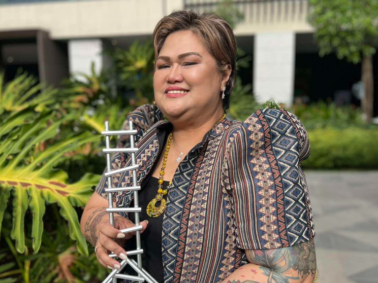 Picture of Maricar Peñalosa Holding a Plaque